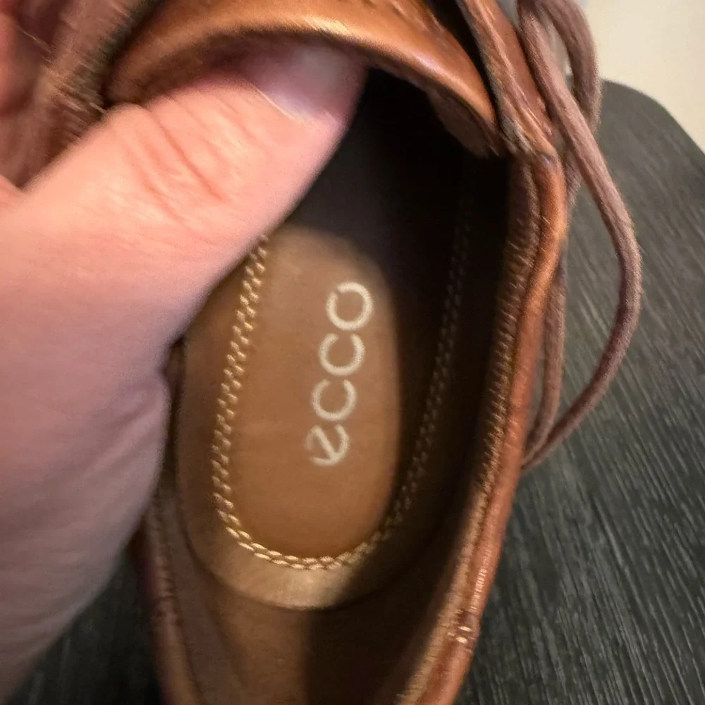 ECCO Women’s Brown Leather Leather Lace-Up Comfort Shoes – Size 39 / 8–8.5